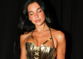 Dua Lipa este „cea mai frumoasă femeie din lume”. Logodnicul ei, un actor în vogă la Hollywood, dezvăluie secretul relației lor