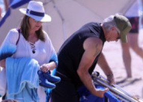 Bunicul Jon Bon Jovi, ca un om obișnuit la plajă. Cu prosoape și scaune pliabile, starul și soția lui s-au amestecat printre turiști