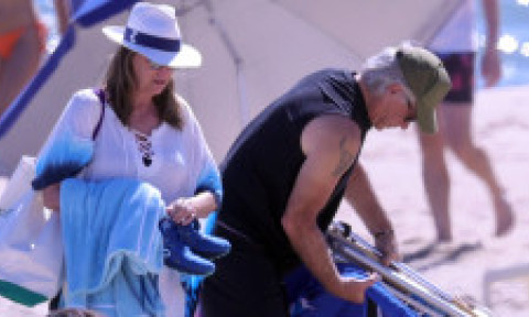 Bunicul Jon Bon Jovi, ca un om obișnuit la plajă. Cu prosoape și scaune pliabile, starul și soția lui s-au amestecat printre turiști