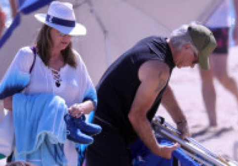 Bunicul Jon Bon Jovi, ca un om obișnuit la plajă. Cu prosoape și scaune pliabile, starul și soția lui s-au amestecat printre turiști