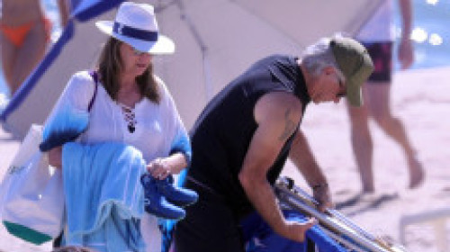 Bunicul Jon Bon Jovi, ca un om obișnuit la plajă. Cu prosoape și scaune pliabile, starul și soția lui s-au amestecat printre turiști