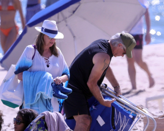Jon Bon Jovi și soția lui la plajă