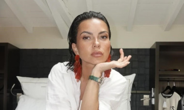 Inna, protagonista unei ședințe foto pe plajă. Artista și-a etalat fără rețineri silueta impecabilă: „Dați vina pe fotograf”