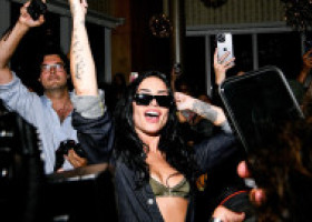 Demi Lovato, la un pas de accident vestimentar, în New York City. Ținuta neobișnuită i-a jucat feste artistei