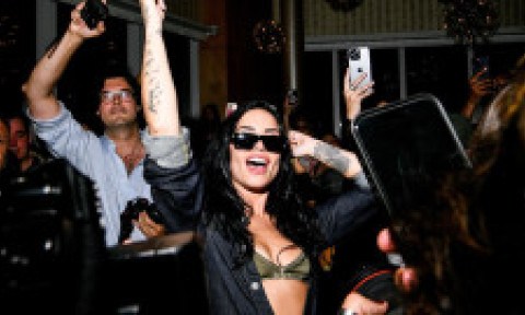 Demi Lovato, la un pas de accident vestimentar, în New York City. Ținuta neobișnuită i-a jucat feste artistei
