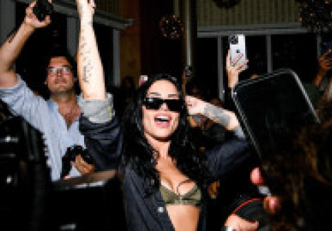 Demi Lovato, la un pas de accident vestimentar, în New York City. Ținuta neobișnuită i-a jucat feste artistei