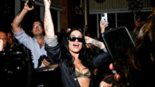 Demi Lovato, la un pas de accident vestimentar, în New York City. Ținuta neobișnuită i-a jucat feste artistei