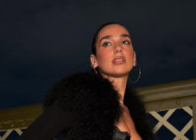 Dua Lipa, la fel de îndrăzneață și în viața de zi cu zi, și pe scenă. În rochie făcută numai din franjuri, la o cină cu ștaif