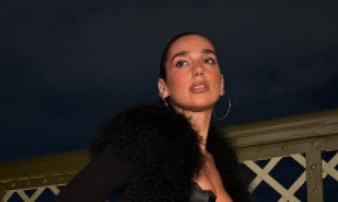 Dua Lipa, la fel de îndrăzneață și în viața de zi cu zi, și pe scenă. În rochie făcută numai din franjuri, la o cină cu ștaif
