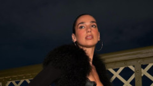 Dua Lipa, la fel de îndrăzneață și în viața de zi cu zi, și pe scenă. În rochie făcută numai din franjuri, la o cină cu ștaif