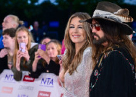 Decolteu abisal, transparențe și crăpătură până la coapsă. Elizabeth Hurley, apariție de neratat lângă iubitul ei, Billy Ray Cyrus