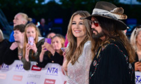Decolteu abisal, transparențe și crăpătură până la coapsă. Elizabeth Hurley, apariție de neratat lângă iubitul ei, Billy Ray Cyrus