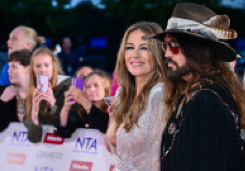 Decolteu abisal, transparențe și crăpătură până la coapsă. Elizabeth Hurley, apariție de neratat lângă iubitul ei, Billy Ray Cyrus