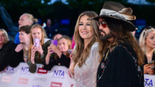 Decolteu abisal, transparențe și crăpătură până la coapsă. Elizabeth Hurley, apariție de neratat lângă iubitul ei, Billy Ray Cyrus