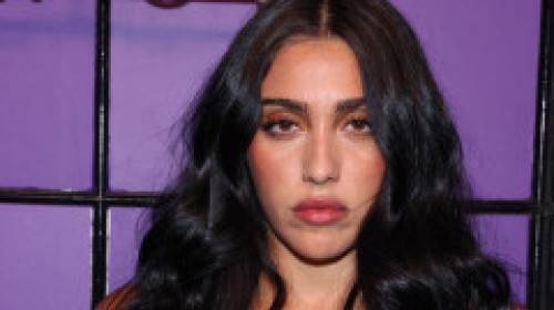 Rochie până-n podea, dar cu totul la vedere. Lourdes Leon, în ținută lungă, dar transparentă și decoltată până la cercelul din buric