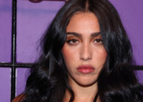 Rochie până-n podea, dar cu totul la vedere. Lourdes Leon, în ținută lungă, dar transparentă și decoltată până la cercelul din buric