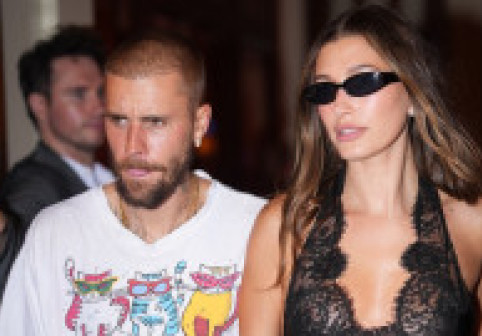 Val de reacții după ce Justin Bieber a apărut într-o pădure, plimbându-se pe un scuter în lenjerie: „Trăiește cea mai bună viață!”