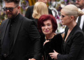 Sharon Osbourne, prima apariție publică după înmormântarea lui Ozzy Osbourne. Ce o face să zâmbească de când e văduvă