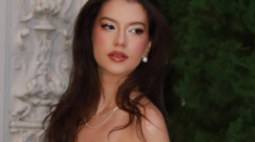 Cleopatra Stratan, nașă superbă în roșu. A ales o rochie cu decolteu și crăpătură pe picior și a arătat ca o stea de la Hollywood