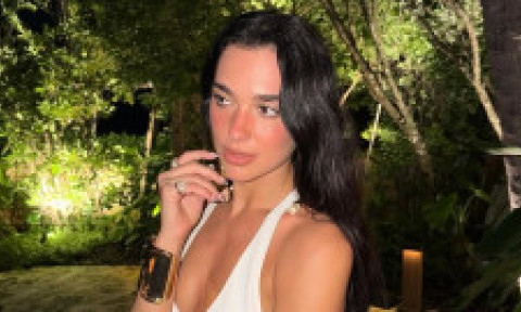 Dua Lipa, apariție incendiară la Miami, într-o rochie albă cu decupaje îndrăznețe. Are timp de toate: muzică, afaceri, iubire, vacanțe
