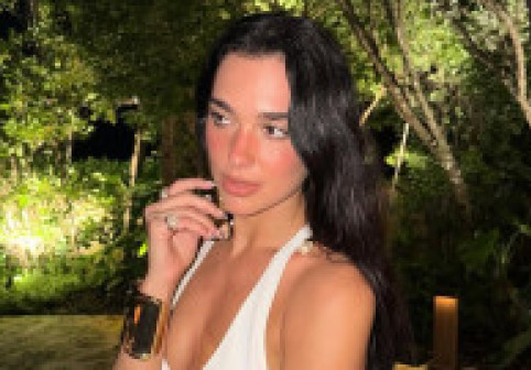 Dua Lipa, apariție incendiară la Miami, într-o rochie albă cu decupaje îndrăznețe. Are timp de toate: muzică, afaceri, iubire, vacanțe