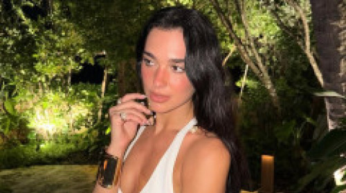 Dua Lipa, apariție incendiară la Miami, într-o rochie albă cu decupaje îndrăznețe. Are timp de toate: muzică, afaceri, iubire, vacanțe