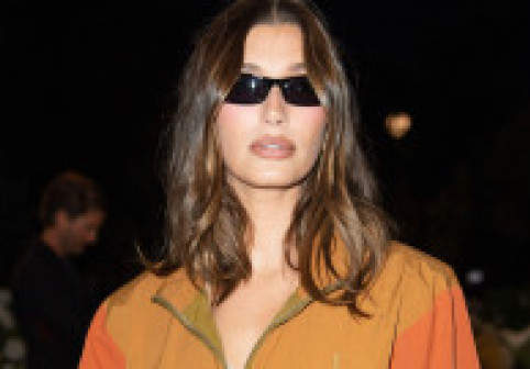 Hailey Bieber, lecție de senzualitate în salopetă scurtă din mătase. A pozat din toate unghiurile și a postat pe Instagram