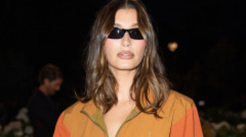 Hailey Bieber, lecție de senzualitate în salopetă scurtă din mătase. A pozat din toate unghiurile și a postat pe Instagram