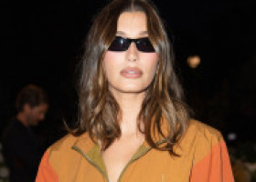 Hailey Bieber, lecție de senzualitate în salopetă scurtă din mătase. A pozat din toate unghiurile și a postat pe Instagram