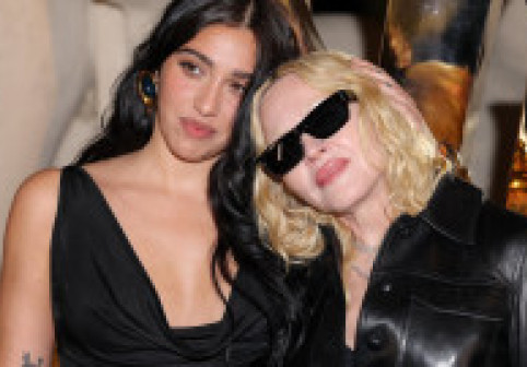 Seara fetelor, la Paris. Madonna și fiica sa, nonconformiste pe covorul roșu, într-o apariție rară în public, la Săptămâna Modei