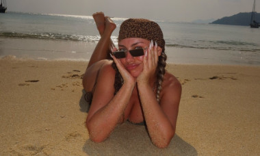 Jo, super poze în costum de baie, în Thailanda. Încrezătoare, și-a etalat formele voluptoase pe plajă