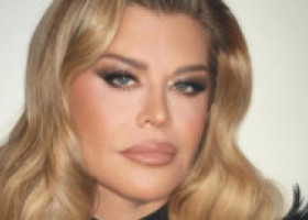 Loredana Groza, într-o rochie scurtă, cu un decolteu adânc. Fanii, extrem de duri: „Pozele nu au nicio legătură cu realitatea!”