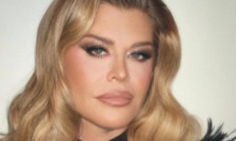 Loredana Groza, într-o rochie scurtă, cu un decolteu adânc. Fanii, extrem de duri: „Pozele nu au nicio legătură cu realitatea!”