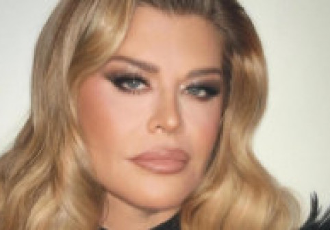 Loredana Groza, într-o rochie scurtă, cu un decolteu adânc. Fanii, extrem de duri: „Pozele nu au nicio legătură cu realitatea!”