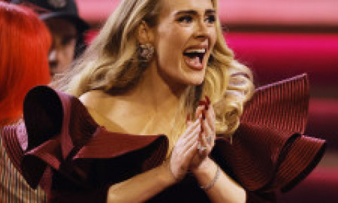 Adele o depășește pe Whitney Houston. „21” devine cel mai bine vândut album feminin din istorie, cu peste 56 de milioane de exemplare