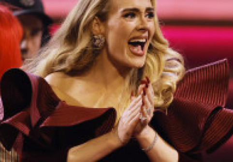 Adele o depășește pe Whitney Houston. „21” devine cel mai bine vândut album feminin din istorie, cu peste 56 de milioane de exemplare