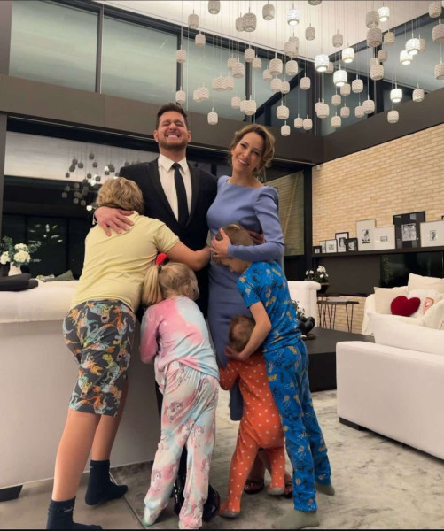 Michael Bublé, împreună cu soția și copiii/ Foto: Instagram