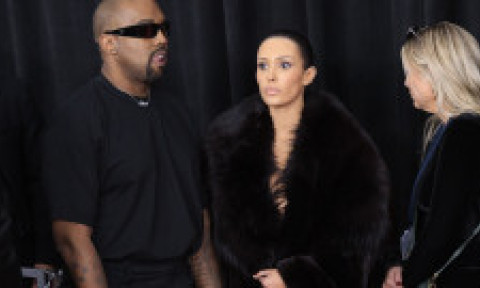 Micro-pantaloni, top super mulat și pantofi cu tocuri înalte. Bianca Censori, o nouă apariție controversată pe aeroportul din Melbourne