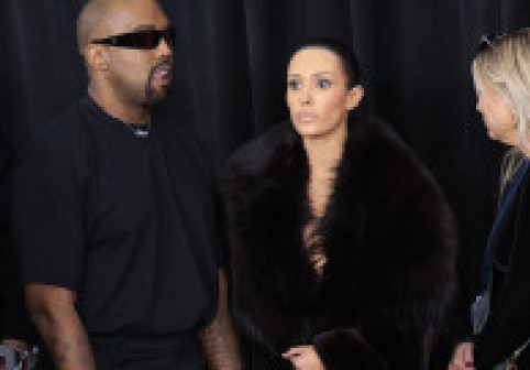 Micro-pantaloni, top super mulat și pantofi cu tocuri înalte. Bianca Censori, o nouă apariție controversată pe aeroportul din Melbourne