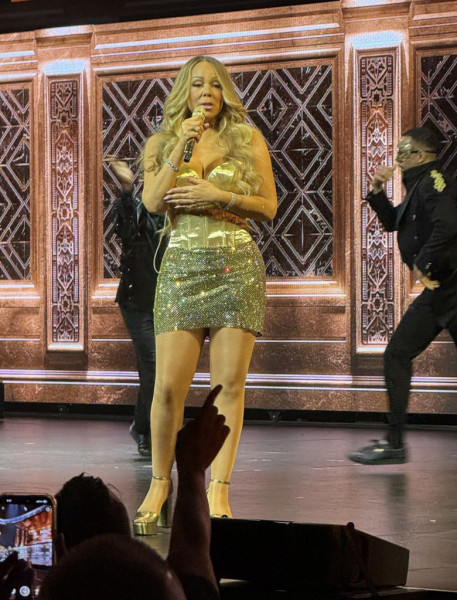 PREMIUM EXCLUSIVE Mariah Carey's Las Vegas Performance Sparks Concern Among Fans