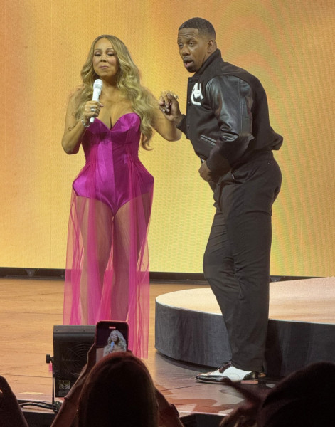 PREMIUM EXCLUSIVE Mariah Carey's Las Vegas Performance Sparks Concern Among Fans
