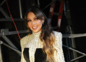 Thalia, trup de zeiță într-o rochie super mulată, cu un decolteu amplu, realizată de o româncă. Cât costă creația fabuloasă