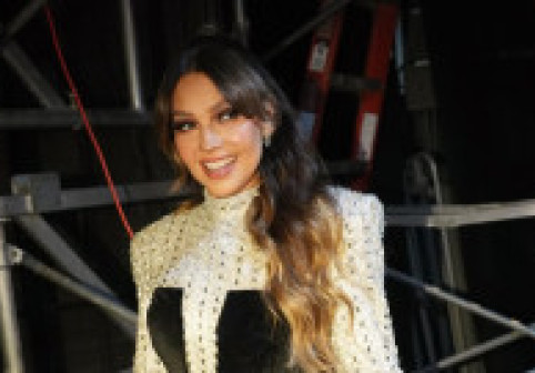 Thalia, trup de zeiță într-o rochie super mulată, cu un decolteu amplu, realizată de o româncă. Cât costă creația fabuloasă