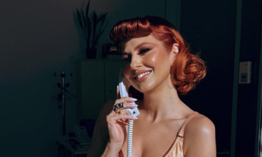 "O zi normală la birou", dar varianta cu corset decoltat și strâns pe trup. Lidia Buble, "secretara" pe care toți ar dori să o aibă