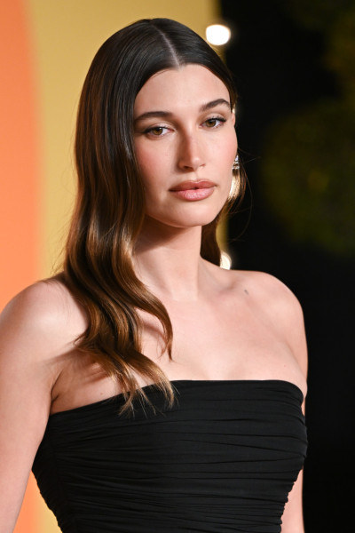 Hailey Bieber la petrecerea Oscar Vanity Fair/ Profimedia