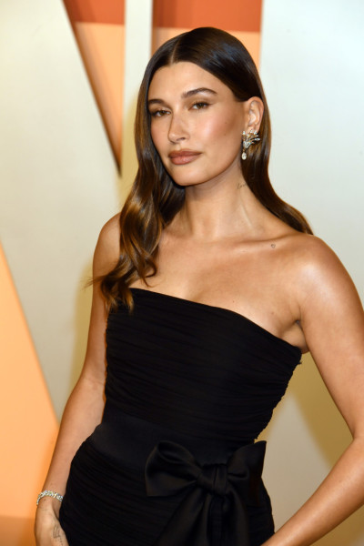 Hailey Bieber la petrecerea Oscar Vanity Fair/ Profimedia