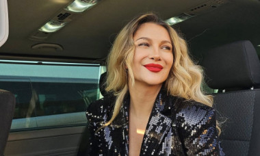 În vară împlinește 44 de ani și e în cea mai bună formă. Lora, poze din toate unghiurile, în costum de baie, pe plajă