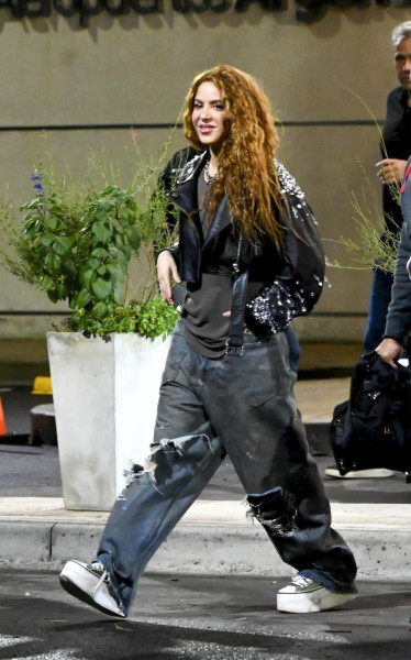 Shakira lands in Buenos Aires, Argentina
