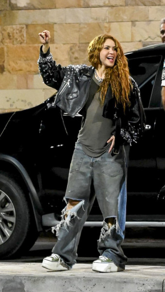 Shakira lands in Buenos Aires, Argentina