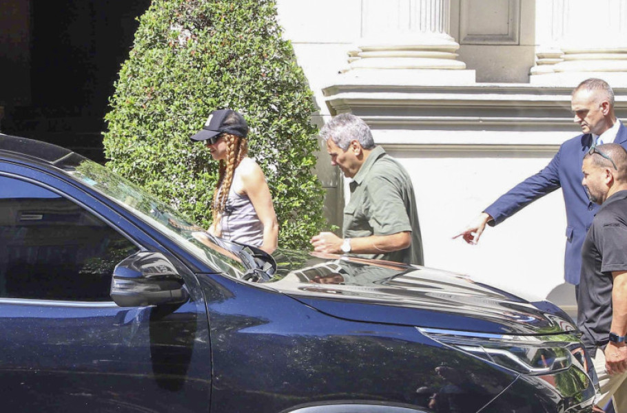 Shakira comes out to greet her fans in Buenos Aires